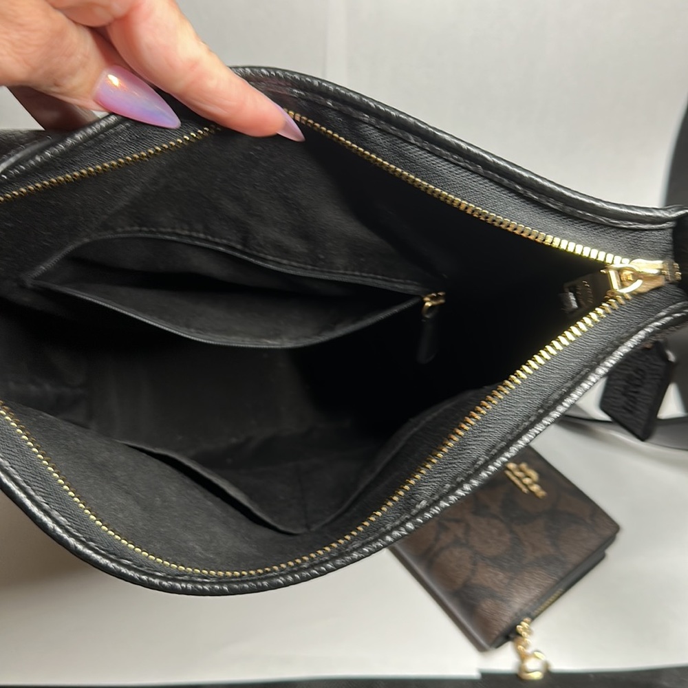 NWT Coach Signature Val Duffle - Picture 4 of 5